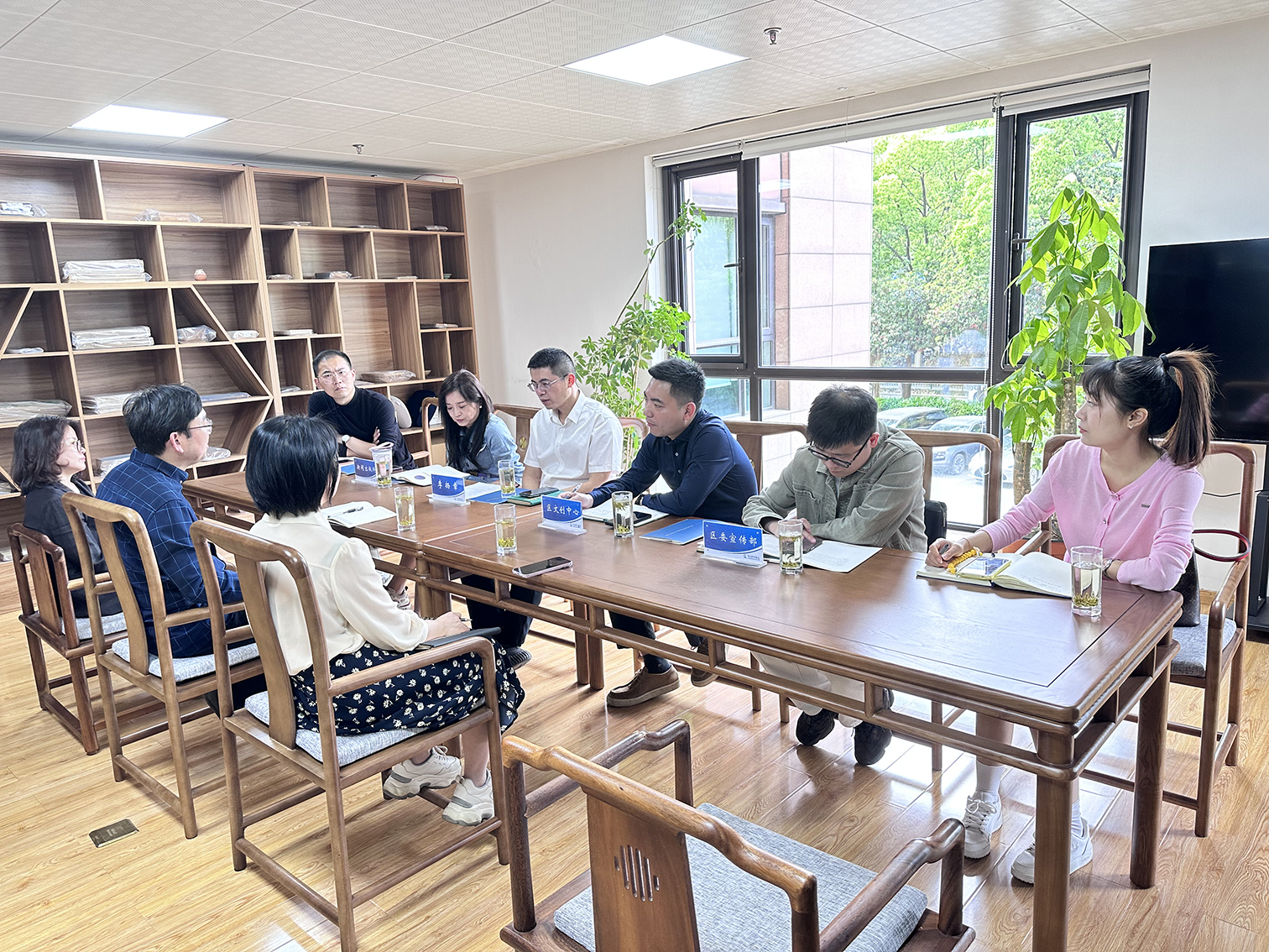 中共杭州市西湖區(qū)委常委、宣傳部部長(zhǎng)李揚(yáng)章攜出版科、文創(chuàng)中心、紫金港科技城管委會(huì)等一行蒞臨大涵文化調(diào)研指導(dǎo)工作
