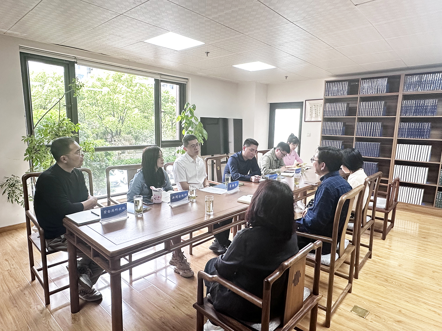 中共杭州市西湖區(qū)委常委、宣傳部部長(zhǎng)李揚(yáng)章攜出版科、文創(chuàng)中心、紫金港科技城管委會(huì)等一行蒞臨大涵文化調(diào)研指導(dǎo)工作